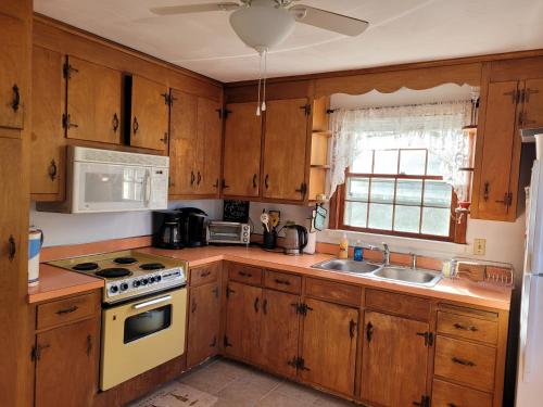 East Granby with AC and WiFi 3 minute to Bradley in วินด์เซอร์ (CT)