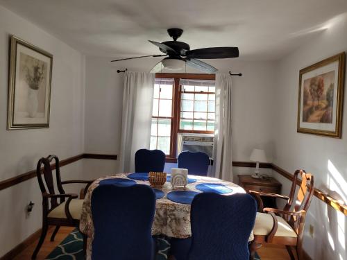 East Granby with AC and WiFi 3 minute to Bradley in วินด์เซอร์ (CT)