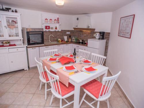 Konyha, Three Bedroom Holiday Home in Tribalj