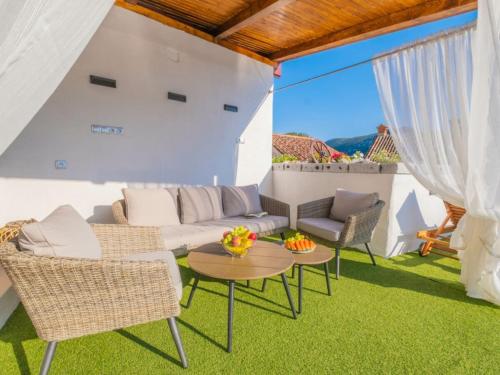 Vendégszoba, Three Bedroom Holiday Home in Tribalj