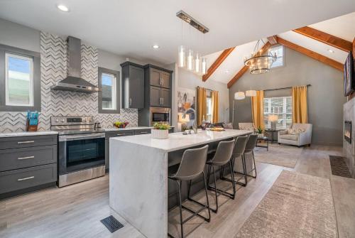 Gray Pearl- Single-Family Home -4 mins to Broadway
