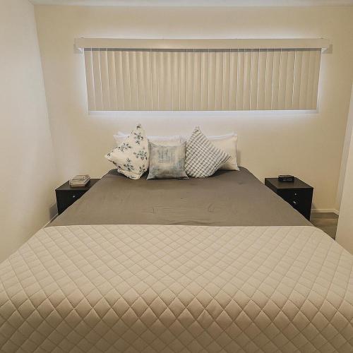 Bright & Cozy Modern Space Near Downtown in 夾竹桃日落