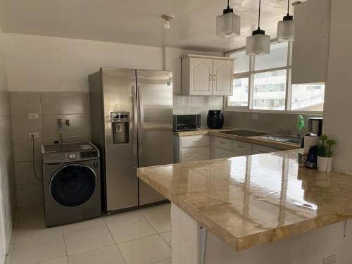 Departamento 4 Dormitorios, 6 Camas, 9 Personas, con 2 Balcones, Wifi y 1 Parqueadero Gratis in Rumipamba