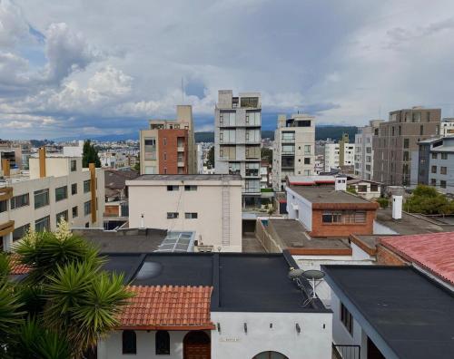 Departamento 4 Dormitorios, 6 Camas, 9 Personas, con 2 Balcones, Wifi y 1 Parqueadero Gratis in Rumipamba