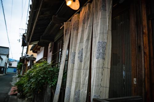 A 270-year-old soy sauce maker and a 100-year-old house collaborate to create Kamebishi-tei
