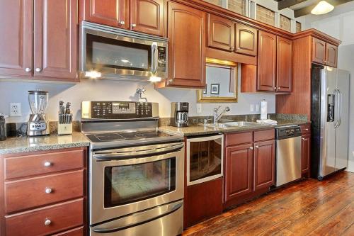 Ellis Square Loft - image 3