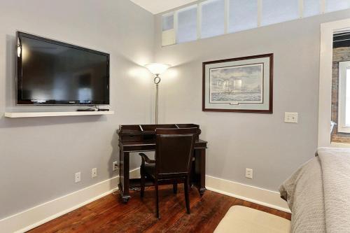 Ellis Square Loft - image 7