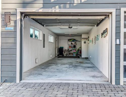 Ocean View Modern - image 9