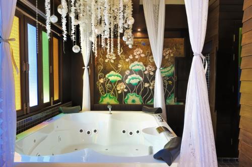 Singha Montra Lanna Boutique Style Hotel Room Type - Lanna Jacuzzi Suite Room Only