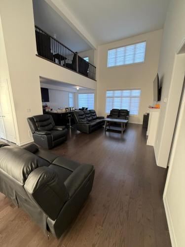 Modern Bay Vista Getaways in Barcovan Beach (ON)