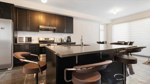 Modern Bay Vista Getaways in Barcovan Beach (ON)