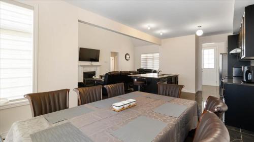 Modern Bay Vista Getaways in Barcovan Beach (ON)