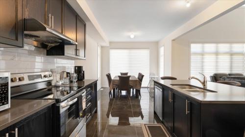 Modern Bay Vista Getaways in Barcovan Beach (ON)