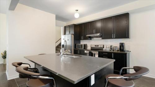 Modern Bay Vista Getaways in Barcovan Beach (ON)