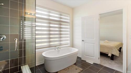 Modern Bay Vista Getaways in Barcovan Beach (ON)