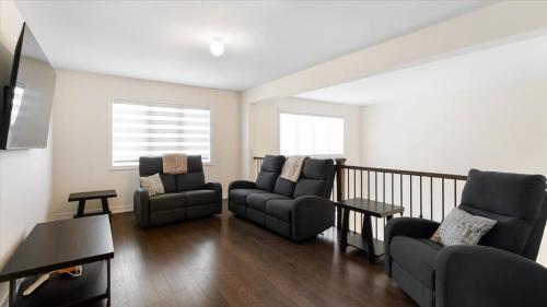 Modern Bay Vista Getaways in Barcovan Beach (ON)