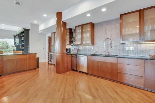 Heated Pool Access Flex Cancelation Penthouse Downtown with Private Rooftop Deck - image 11