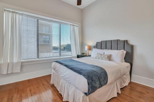 Heated Pool Access Flex Cancelation Penthouse Downtown with Private Rooftop Deck - image 14