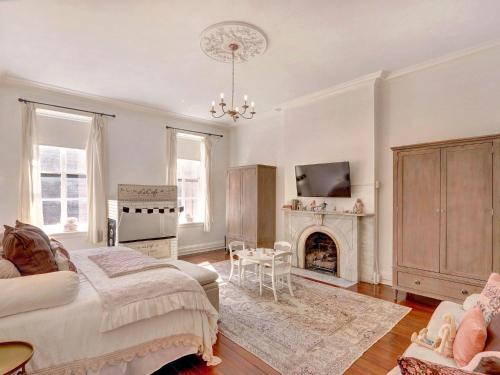 Heated Pool Access Flex Cancelation Gorgeous Savannah Estate - image 3