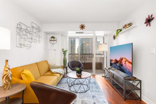 Luxe 3BR 2 Bath Condo Steps from Square one Mall