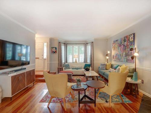 Brand New Vacation Home! Luxurious & Fun Roof top deck private parking! - image 10