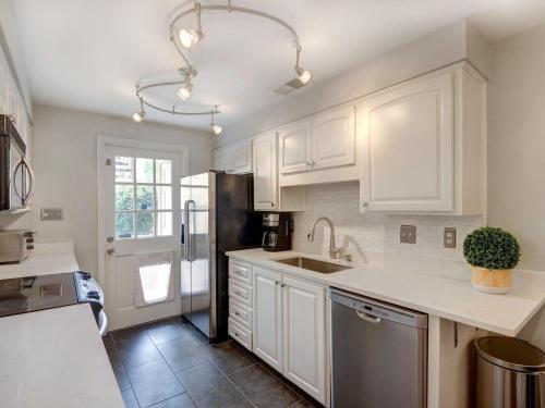 Brand New Vacation Home! Luxurious & Fun Roof top deck private parking! - image 3