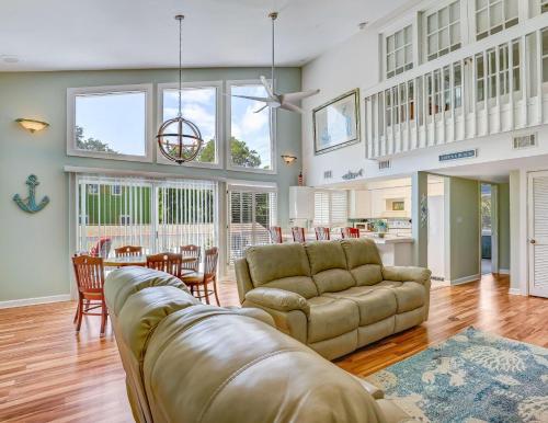 Heated Pool Access Great Outdoor Space Walk to Beach Restaurants Shopping & More! - image 10