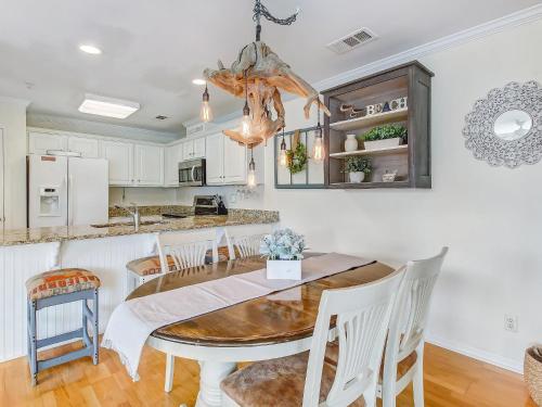 Heated Pool Access Perfectly Located Tybee Condo Short Walk to Beach & More! - image 7