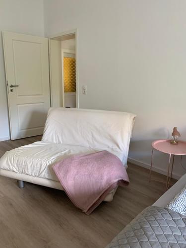 Erdgeschoss-Wohnung mit 2 Schlafzimmern, Balkon und Parkplatz
