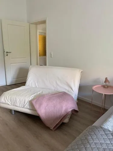 Erdgeschoss-Wohnung mit 2 Schlafzimmern, Balkon und Parkplatz in Erfurt, Deutschland