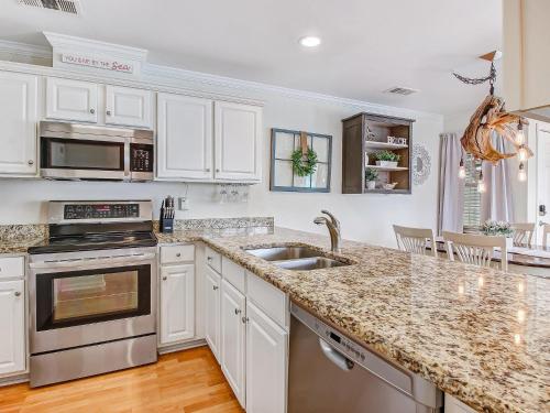 Heated Pool Access Perfectly Located Tybee Condo Short Walk to Beach & More! - image 5