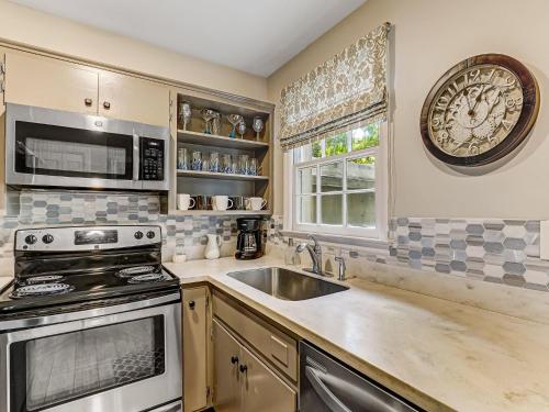 Designer Furnished on Jones St! Walk everywhere private parking heated pool access! - image 5