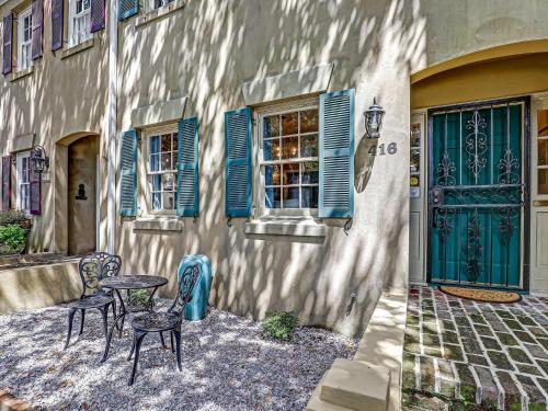 Designer Furnished on Jones St! Walk everywhere private parking heated pool access! - image 2