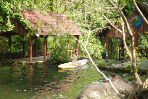 Nature Retreat by the Waterfall, Toom Sara Village near Cong Vien Suoi Khoang Nong Nui Than Tai