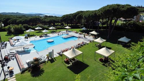 สระว่ายน้ำ, Golf Hotel Punta Ala Apartments in ปุนตา อลา