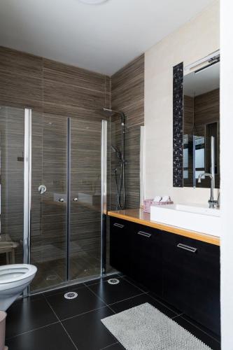 حمام, סוף העולם שמאלה in Hatzeva