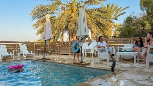 مسبح, סוף העולם שמאלה in Hatzeva