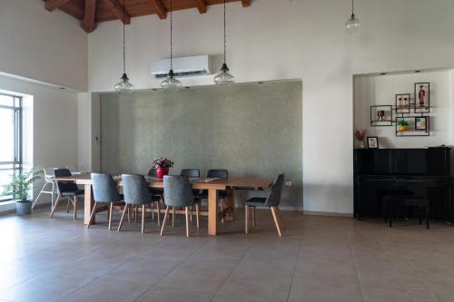 المرافق, סוף העולם שמאלה in Hatzeva