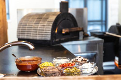 المرافق, סוף העולם שמאלה in Hatzeva