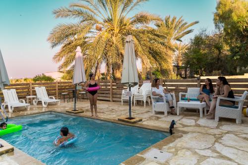 مسبح, סוף העולם שמאלה in Hatzeva