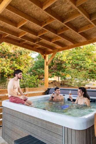 جاكوزي, סוף העולם שמאלה in Hatzeva