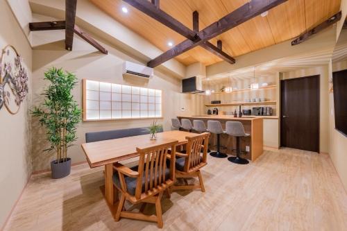 EHJUSO En 下町風情の残る商店街沿いのお部屋 京都や新大阪駅へ近い 8ベッド 2バスルーム 2トイレ, Osaka