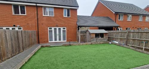 Solid Mirror Home Milton Keynes in قرب المركز