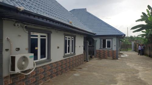 Cozy 3-Bedroom Tradebybata Guest House FUNAAB in Alli Iwo