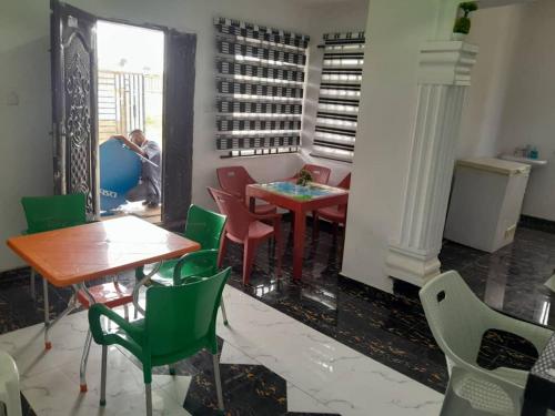Cozy 3-Bedroom Tradebybata Guest House FUNAAB in Alli Iwo