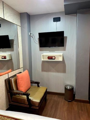 room detail thumbnail 2