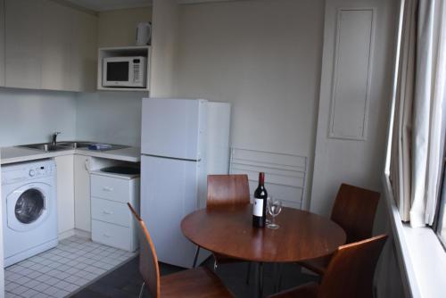 Accommodation Sydney City Centre - Hyde Park Plaza Park View College Street Studio Apartment - image 13