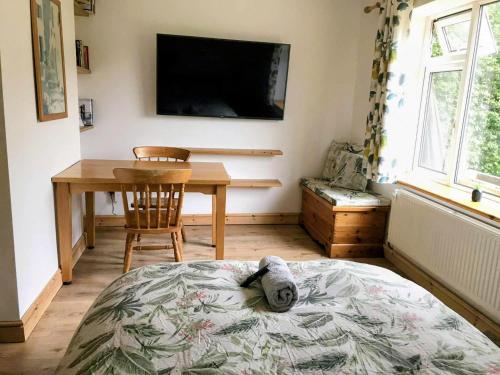 Peaceful Large King Room l 55inch TV l Garden View