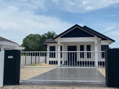 Shurga villa – khách sạn tại Pantai Cahaya Bulan (PCB)