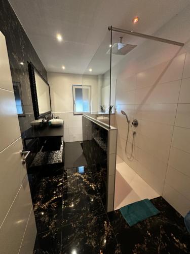 Dušas, Zimmervermietung Wels 2 in Velsas